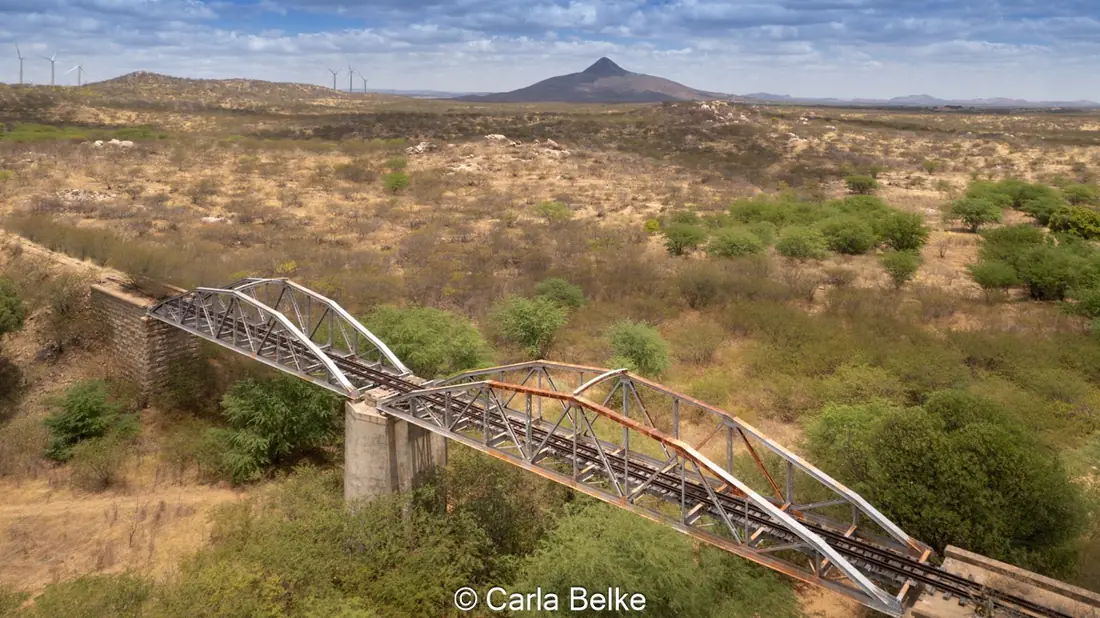 Paisagem aberta do sertão de Lajes-RN com serra e vegetação